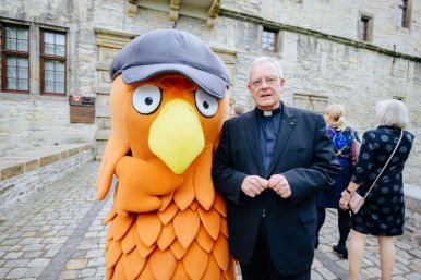 Falko mit Weihbischof Matthias König 